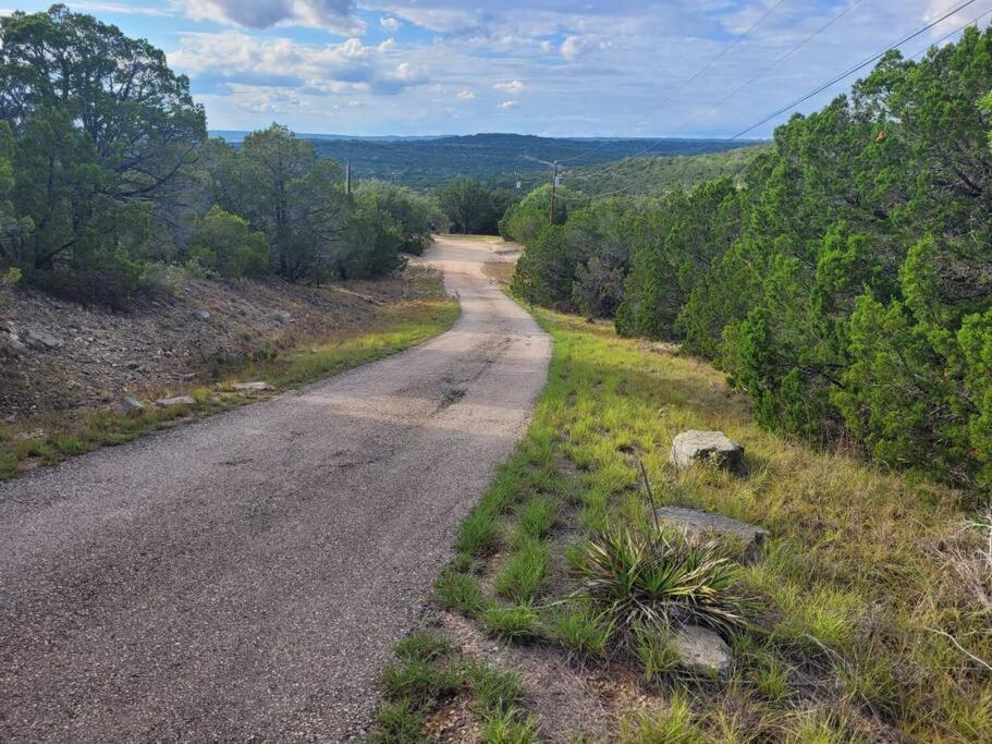 Entire 2Br 2Ba Hilltop View Home Sleeps 7 Pets 4 Acres Jacuzzi Central Ac Kingbeds Free Wifi-Parking Kitchen Washerdryer Starry Terrace Two Sunset Dining Patios Grill Stovetop Oven Fridge Onsitewoodedhiking Wildlife Coveredpatio4Pets & Birds Singing! Marble Falls Dış mekan fotoğraf