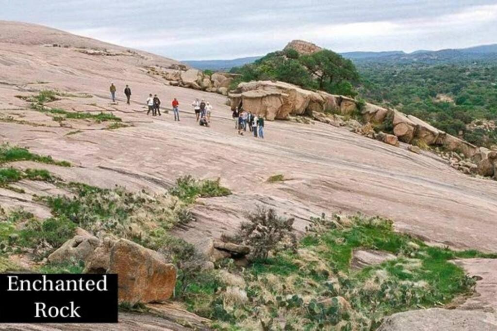 Entire 2Br 2Ba Hilltop View Home Sleeps 7 Pets 4 Acres Jacuzzi Central Ac Kingbeds Free Wifi-Parking Kitchen Washerdryer Starry Terrace Two Sunset Dining Patios Grill Stovetop Oven Fridge Onsitewoodedhiking Wildlife Coveredpatio4Pets & Birds Singing! Marble Falls Dış mekan fotoğraf