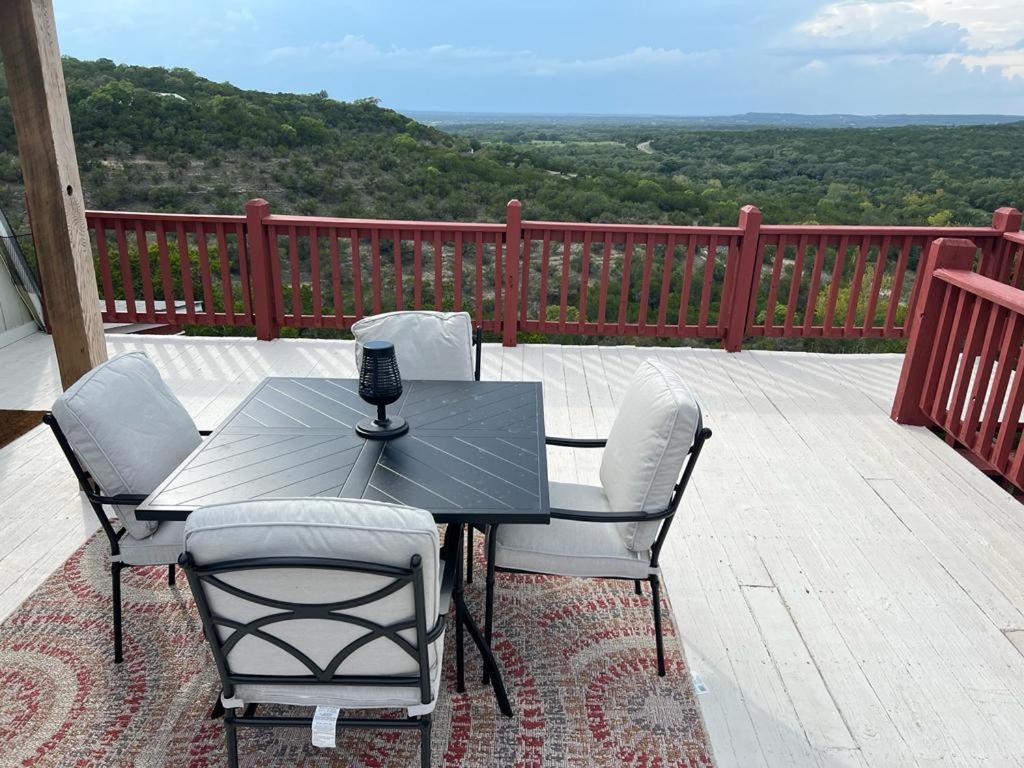 Entire 2Br 2Ba Hilltop View Home Sleeps 7 Pets 4 Acres Jacuzzi Central Ac Kingbeds Free Wifi-Parking Kitchen Washerdryer Starry Terrace Two Sunset Dining Patios Grill Stovetop Oven Fridge Onsitewoodedhiking Wildlife Coveredpatio4Pets & Birds Singing! Marble Falls Dış mekan fotoğraf