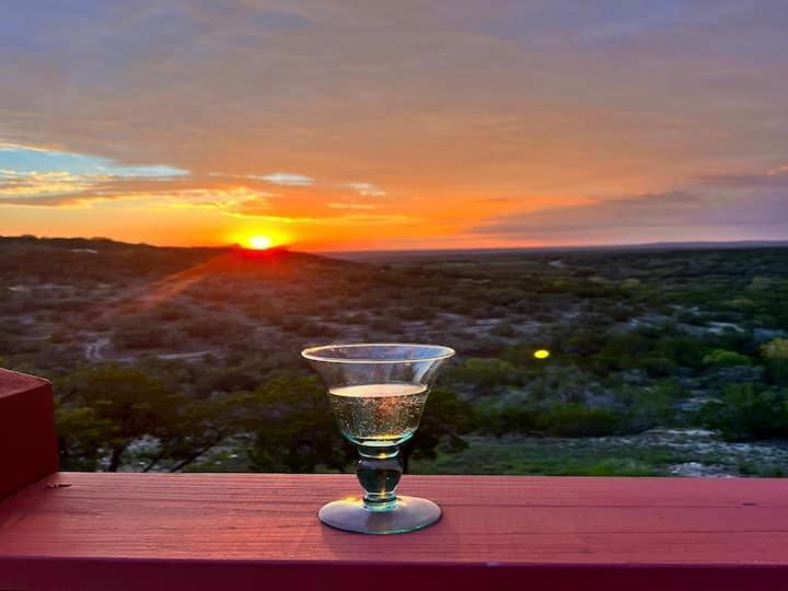 Entire 2Br 2Ba Hilltop View Home Sleeps 7 Pets 4 Acres Jacuzzi Central Ac Kingbeds Free Wifi-Parking Kitchen Washerdryer Starry Terrace Two Sunset Dining Patios Grill Stovetop Oven Fridge Onsitewoodedhiking Wildlife Coveredpatio4Pets & Birds Singing! Marble Falls Dış mekan fotoğraf