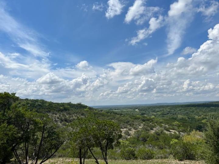 Entire 2Br 2Ba Hilltop View Home Sleeps 7 Pets 4 Acres Jacuzzi Central Ac Kingbeds Free Wifi-Parking Kitchen Washerdryer Starry Terrace Two Sunset Dining Patios Grill Stovetop Oven Fridge Onsitewoodedhiking Wildlife Coveredpatio4Pets & Birds Singing! Marble Falls Dış mekan fotoğraf