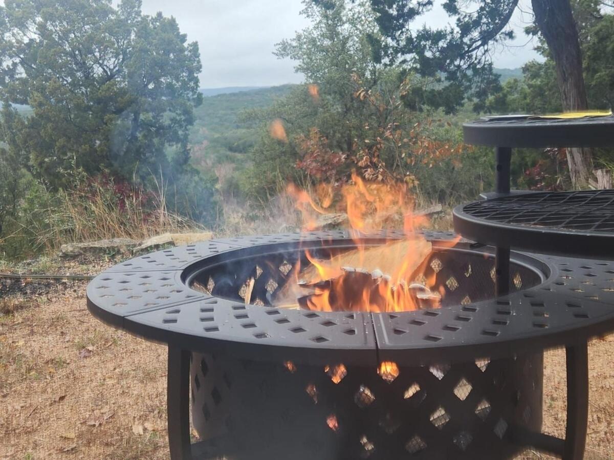 Entire 2Br 2Ba Hilltop View Home Sleeps 7 Pets 4 Acres Jacuzzi Central Ac Kingbeds Free Wifi-Parking Kitchen Washerdryer Starry Terrace Two Sunset Dining Patios Grill Stovetop Oven Fridge Onsitewoodedhiking Wildlife Coveredpatio4Pets & Birds Singing! Marble Falls Dış mekan fotoğraf