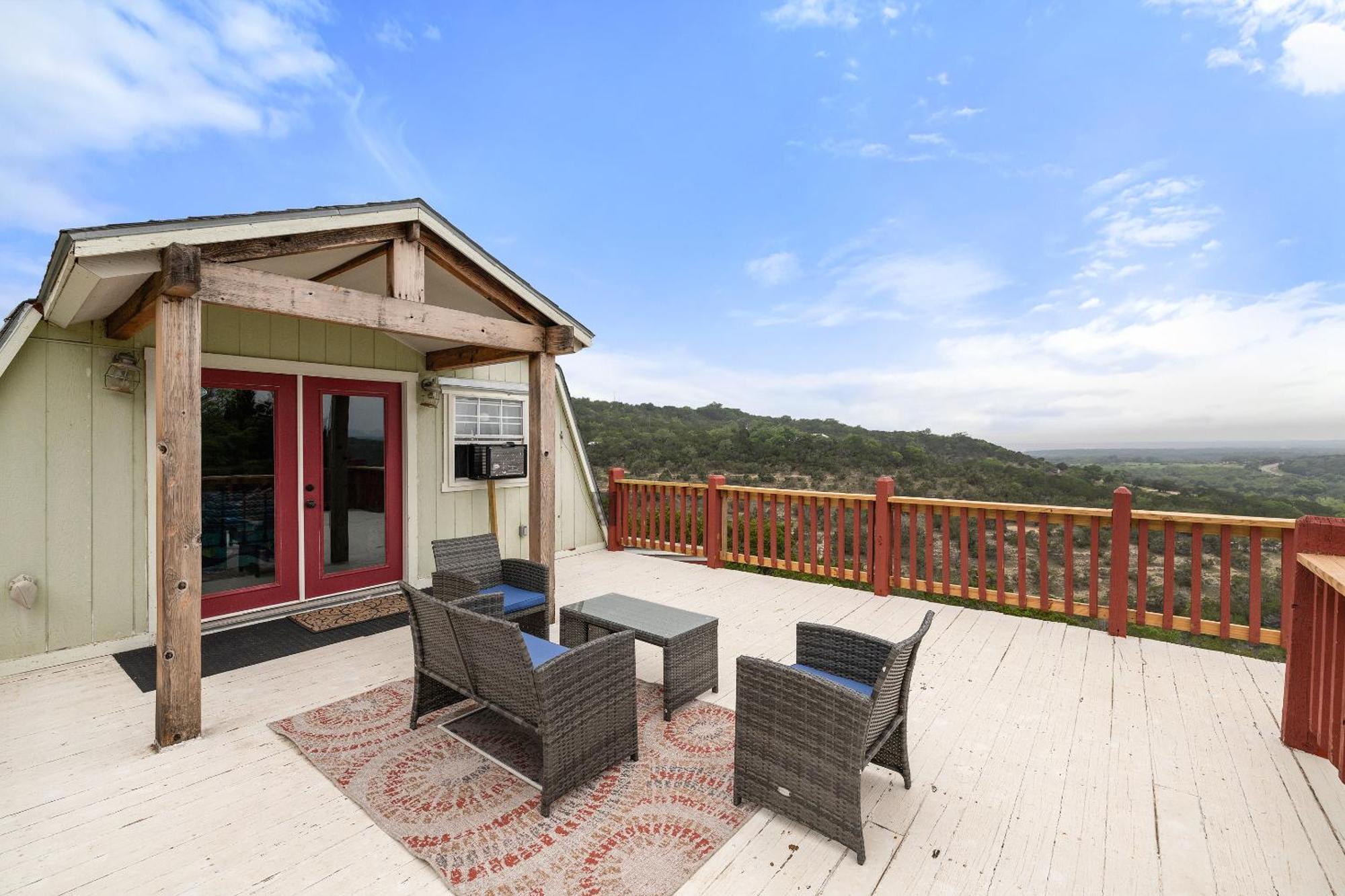 Entire 2Br 2Ba Hilltop View Home Sleeps 7 Pets 4 Acres Jacuzzi Central Ac Kingbeds Free Wifi-Parking Kitchen Washerdryer Starry Terrace Two Sunset Dining Patios Grill Stovetop Oven Fridge Onsitewoodedhiking Wildlife Coveredpatio4Pets & Birds Singing! Marble Falls Dış mekan fotoğraf