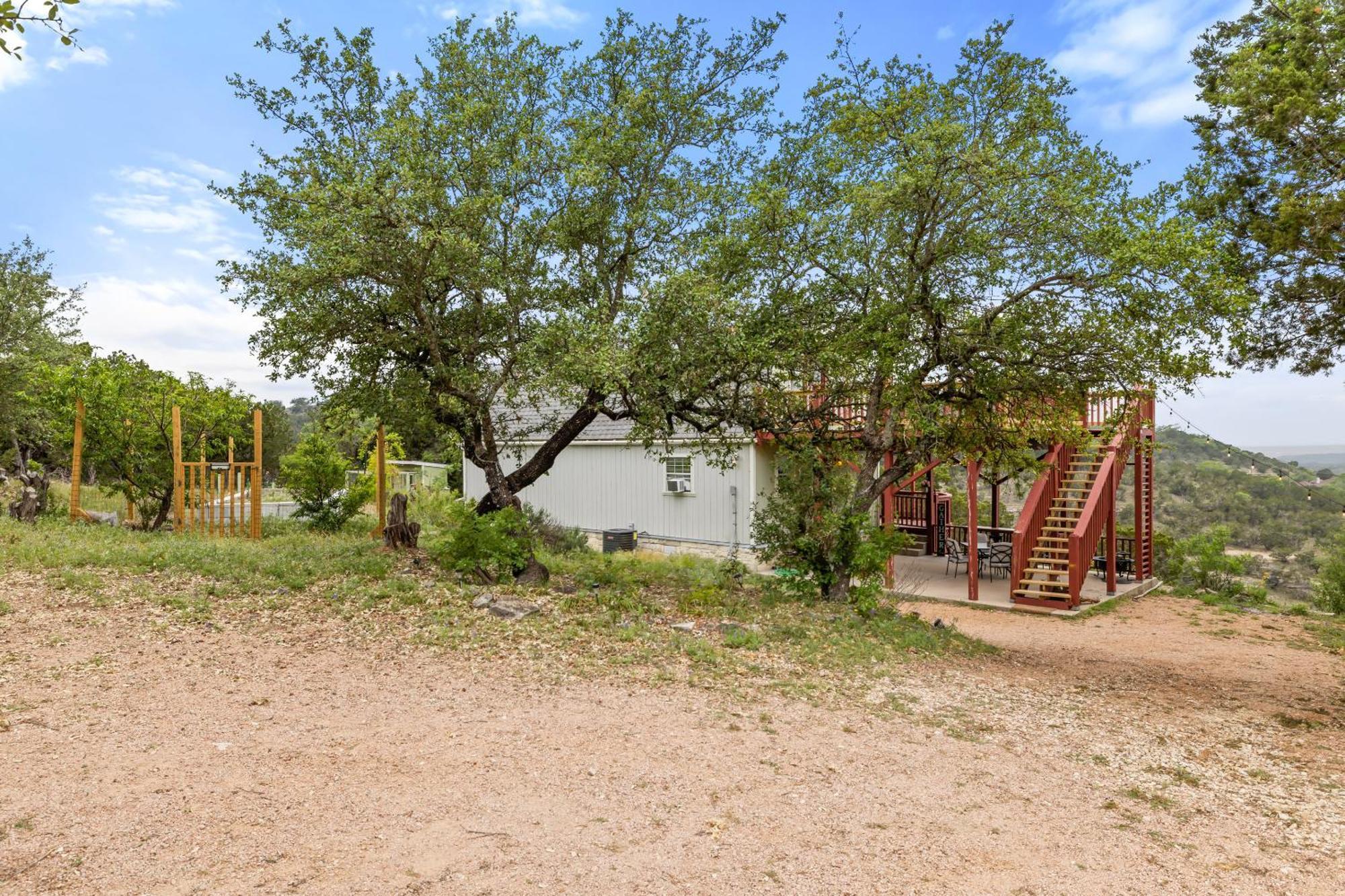 Entire 2Br 2Ba Hilltop View Home Sleeps 7 Pets 4 Acres Jacuzzi Central Ac Kingbeds Free Wifi-Parking Kitchen Washerdryer Starry Terrace Two Sunset Dining Patios Grill Stovetop Oven Fridge Onsitewoodedhiking Wildlife Coveredpatio4Pets & Birds Singing! Marble Falls Dış mekan fotoğraf