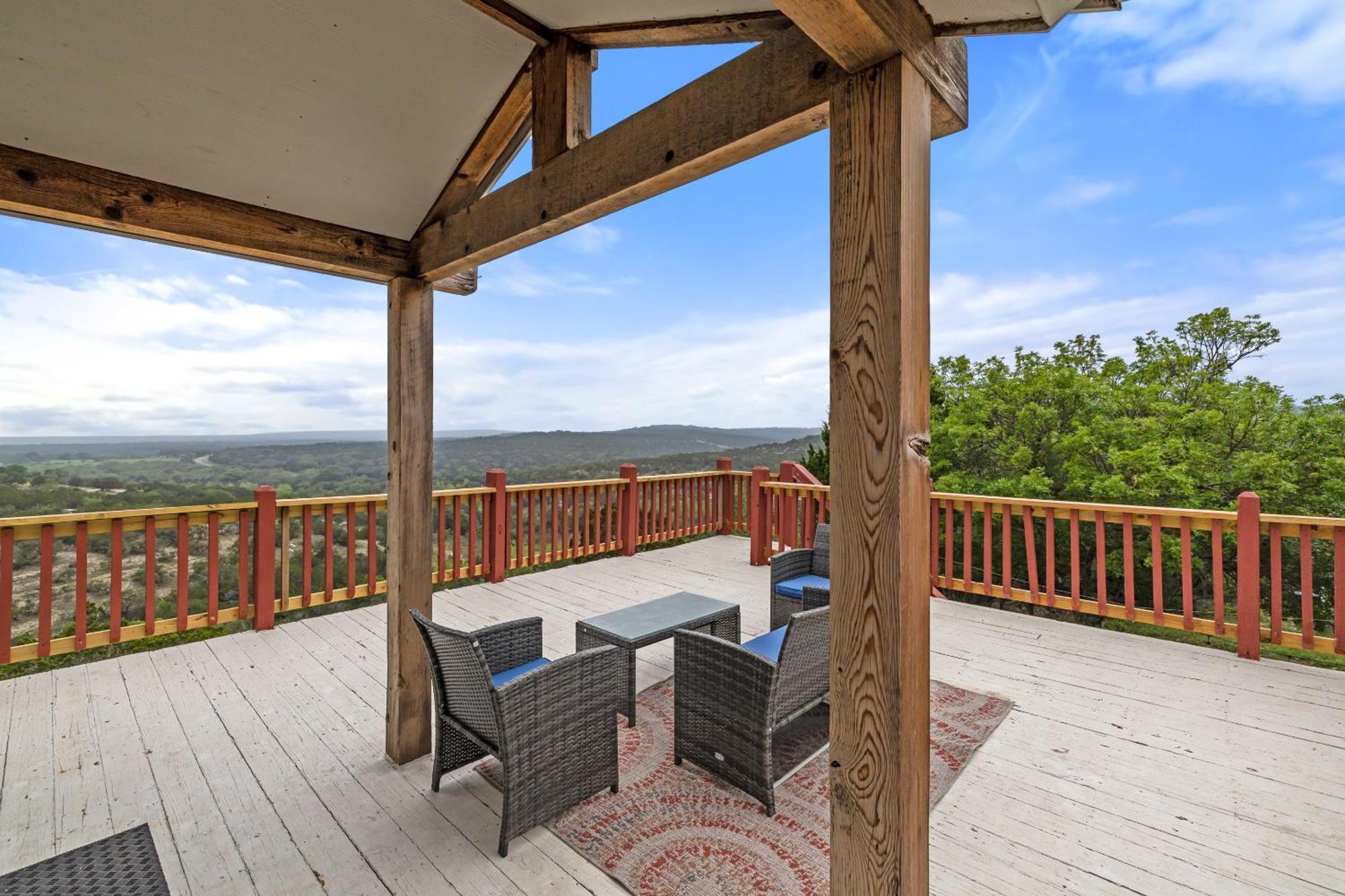 Entire 2Br 2Ba Hilltop View Home Sleeps 7 Pets 4 Acres Jacuzzi Central Ac Kingbeds Free Wifi-Parking Kitchen Washerdryer Starry Terrace Two Sunset Dining Patios Grill Stovetop Oven Fridge Onsitewoodedhiking Wildlife Coveredpatio4Pets & Birds Singing! Marble Falls Dış mekan fotoğraf