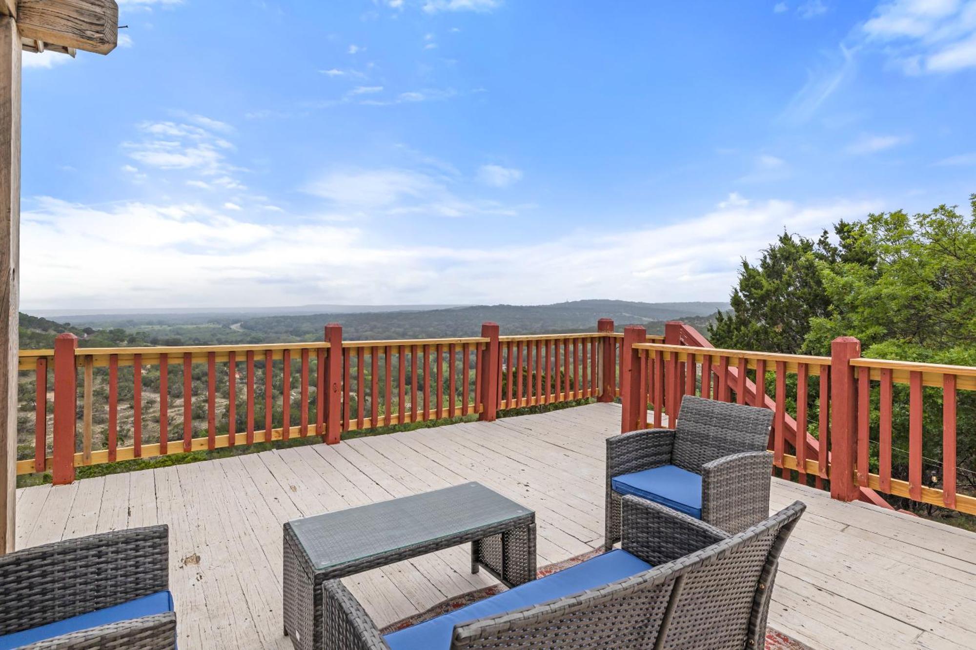 Entire 2Br 2Ba Hilltop View Home Sleeps 7 Pets 4 Acres Jacuzzi Central Ac Kingbeds Free Wifi-Parking Kitchen Washerdryer Starry Terrace Two Sunset Dining Patios Grill Stovetop Oven Fridge Onsitewoodedhiking Wildlife Coveredpatio4Pets & Birds Singing! Marble Falls Dış mekan fotoğraf